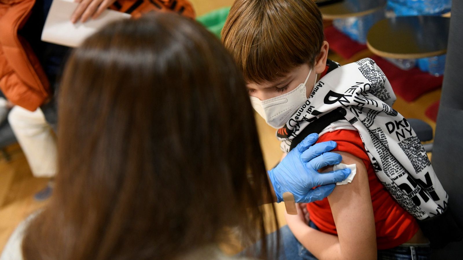 Un niño recibe la vacuna contra la COVID-19 en el Hospital infantil de O'Donnell, en Madrid 