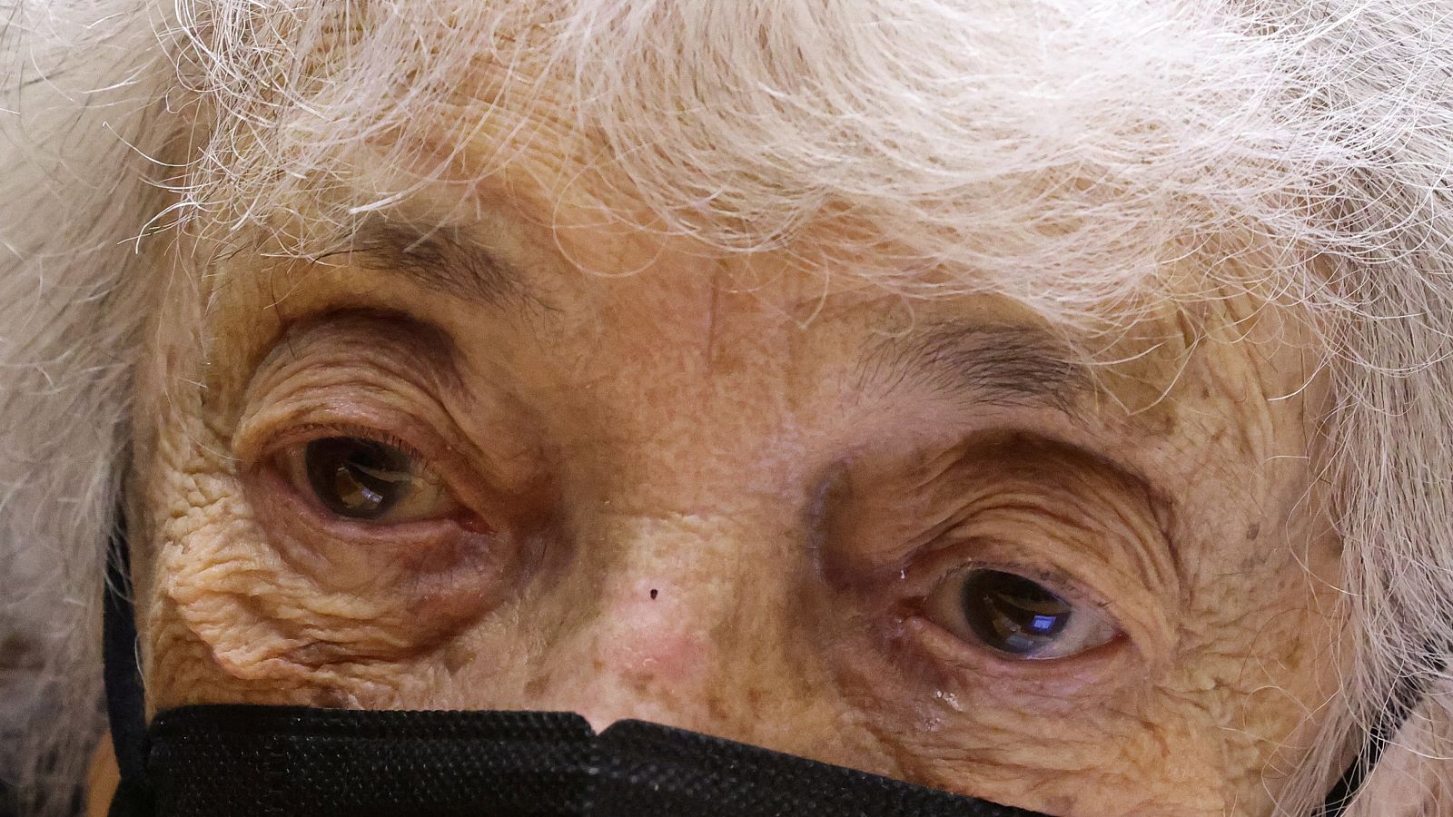 Plano detalle de los ojos de Margot Friedländer, superviviente del Holocausto.