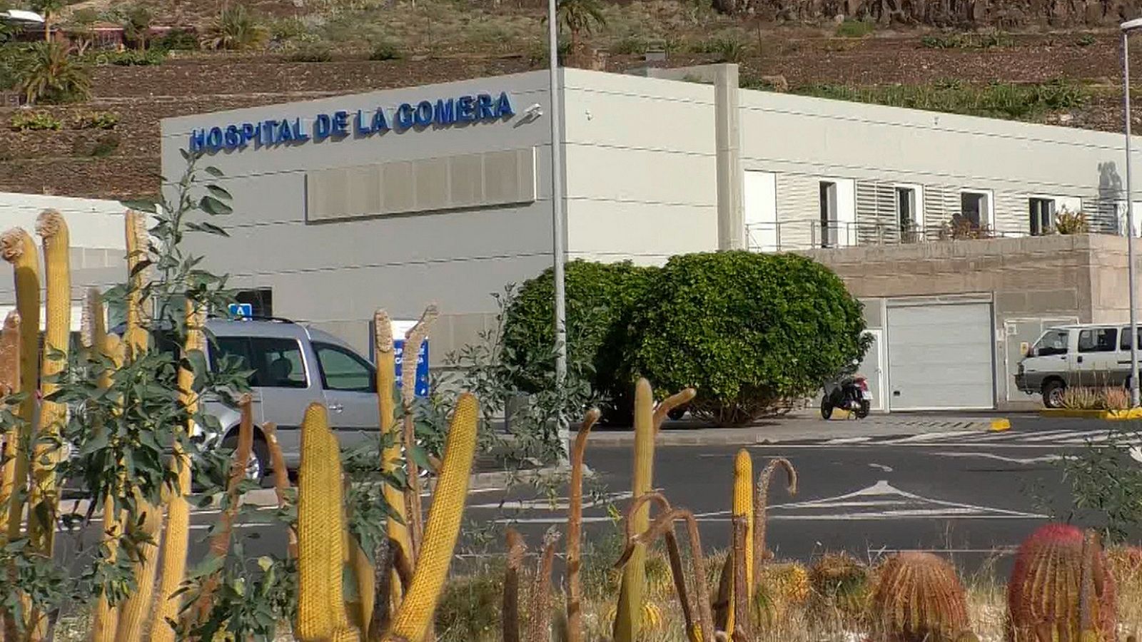 Exterior del Hospital de La Gomera, donde fue aislado el turista alemán junto con otros cuatro compatriotas.