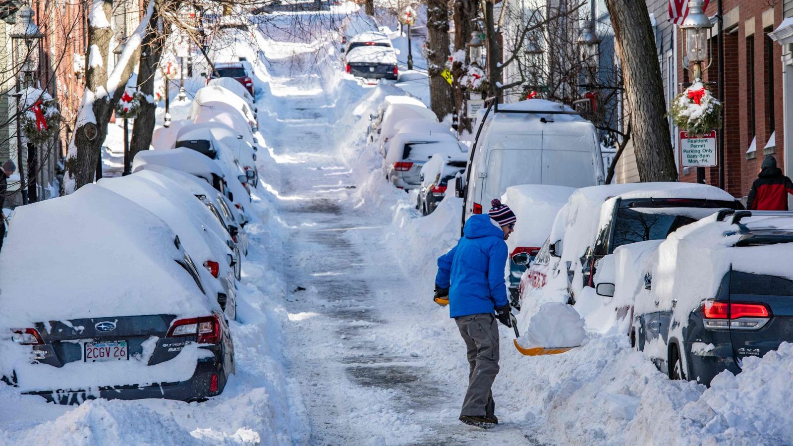 Una persona retira nieve de la calle en Boston (Massachusetts). El temporal ha azotado este fin de semana a la costa este de Estados Unidos y al menos cinco estados han anunciado el estado de emergencia.