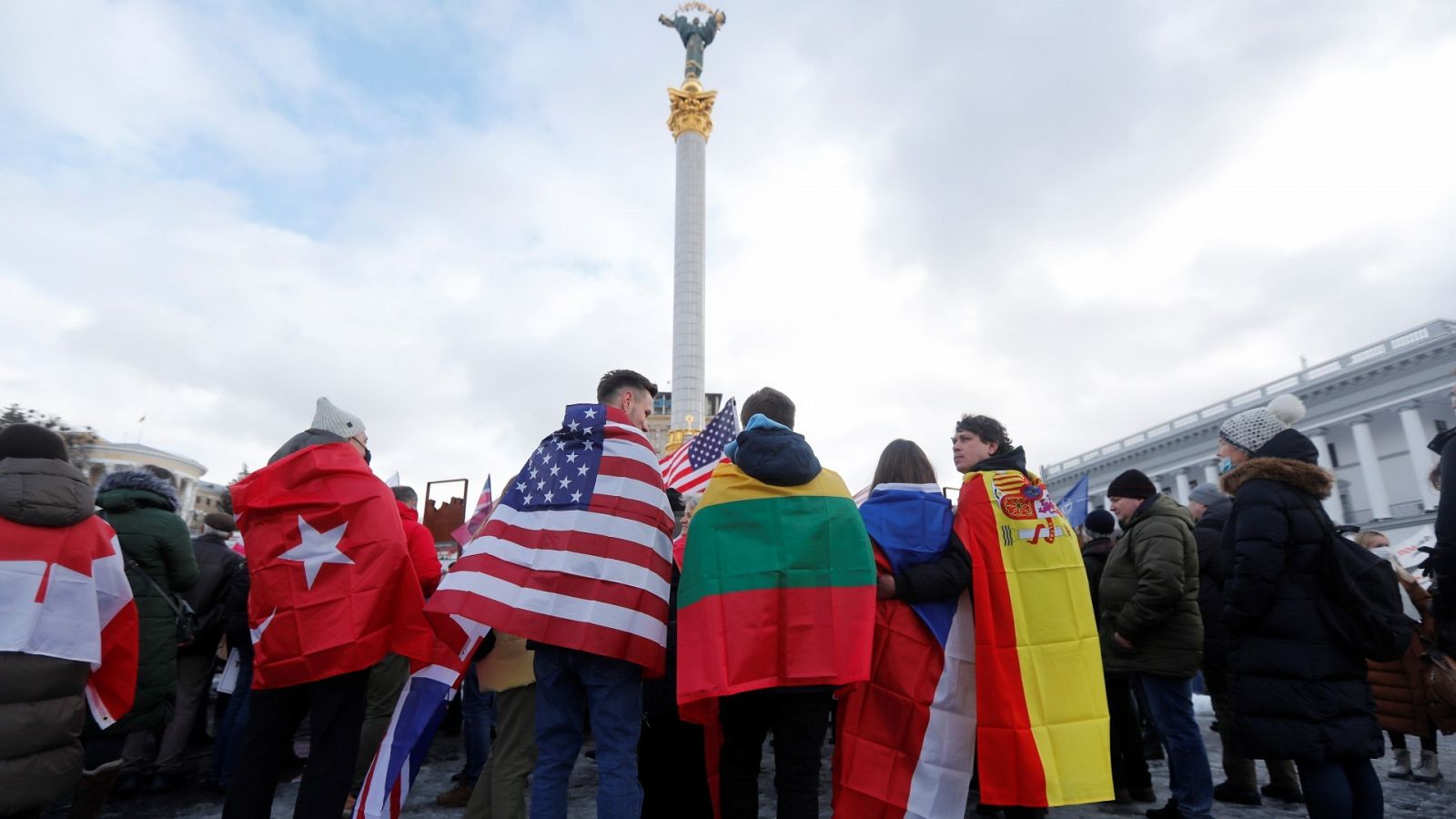Manifestantes congregados en la Plaza de Independencia de Kiev agradecen a Occidente su apoyo a Ucrania ante la amenaza rusa