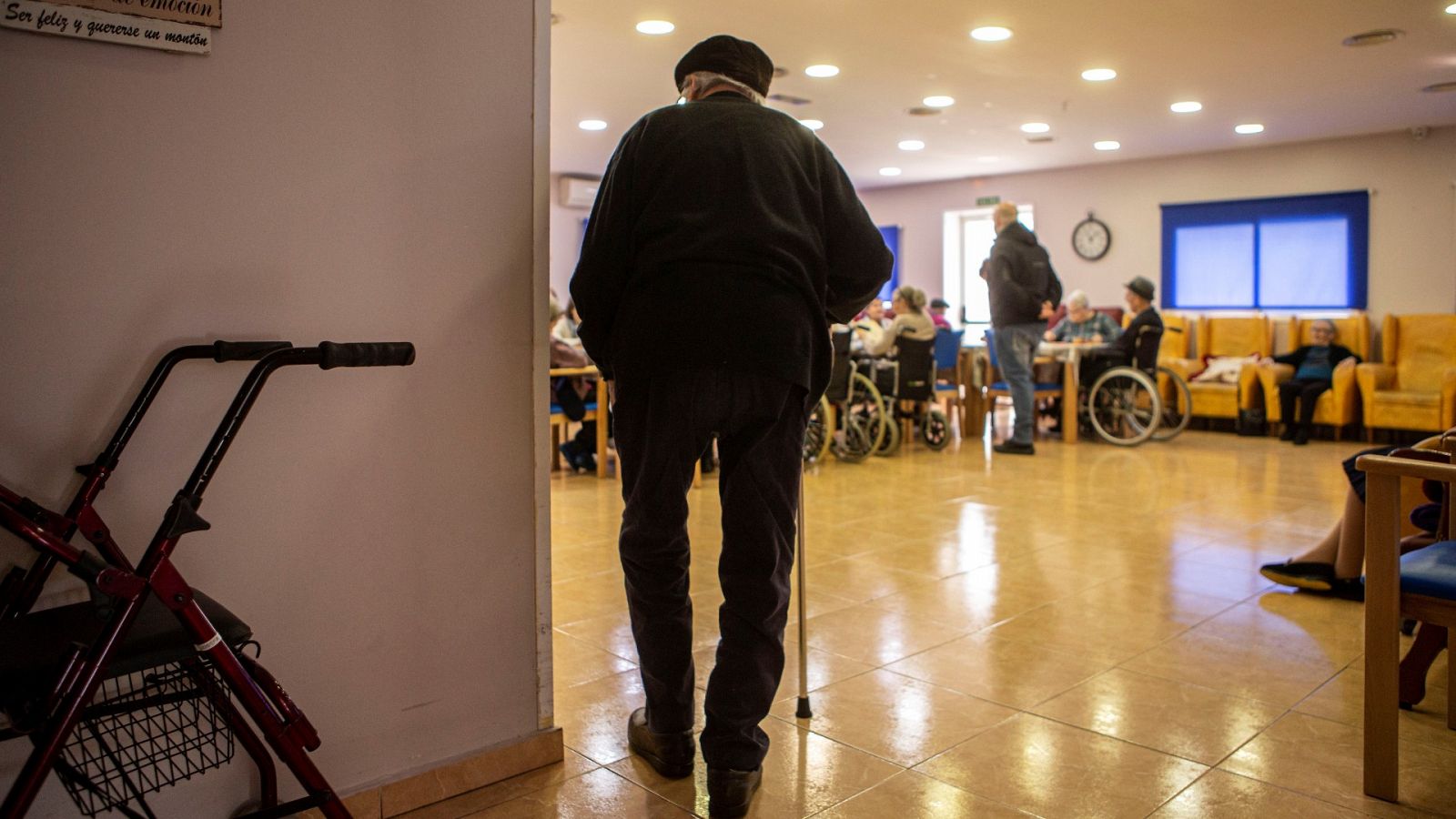 Un hombre camina por las zonas comunes de una residencia de Barcelona, en abril de 2020.