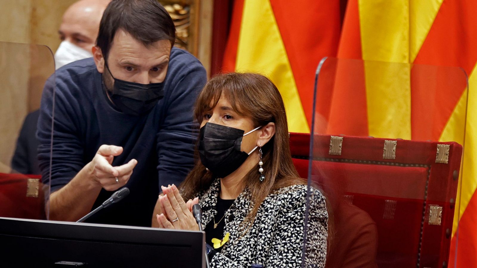 El secretario tercero del la Mesa y diputado de la CUP, Pau Juvillà (i), junto a la presidenta de la cámara catalana, Laura Borràs (d)