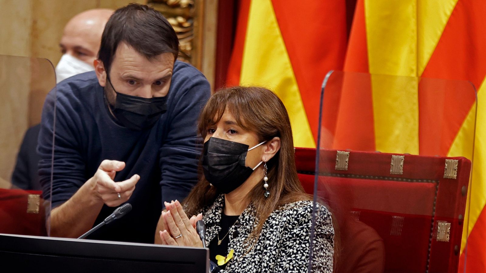 Pau Juvillà, junto a Laura Borràs, en el Parlament de Cataluña