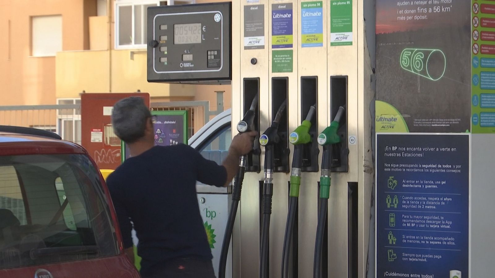 Una conductora posant benzina a Eivissa