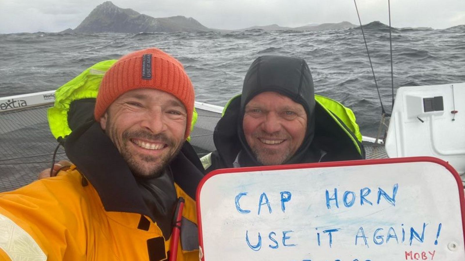 Alex Pella y Romain Pilliard, tras superar el Cabo de Hornos.