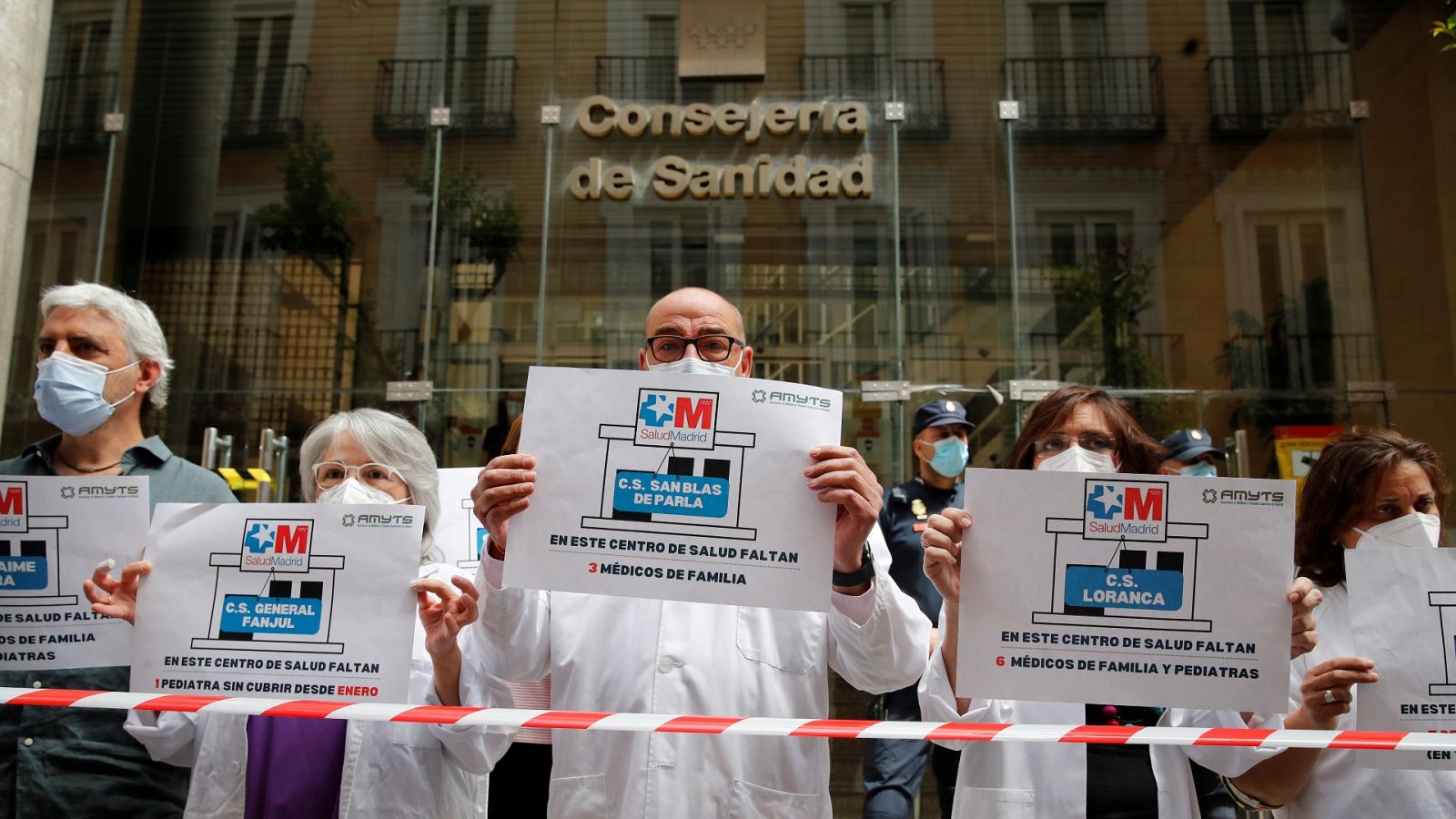 Imagen de archivo de un grupo de sanitarios manifestándose ante la Consejería de Sanidad de Madrid.