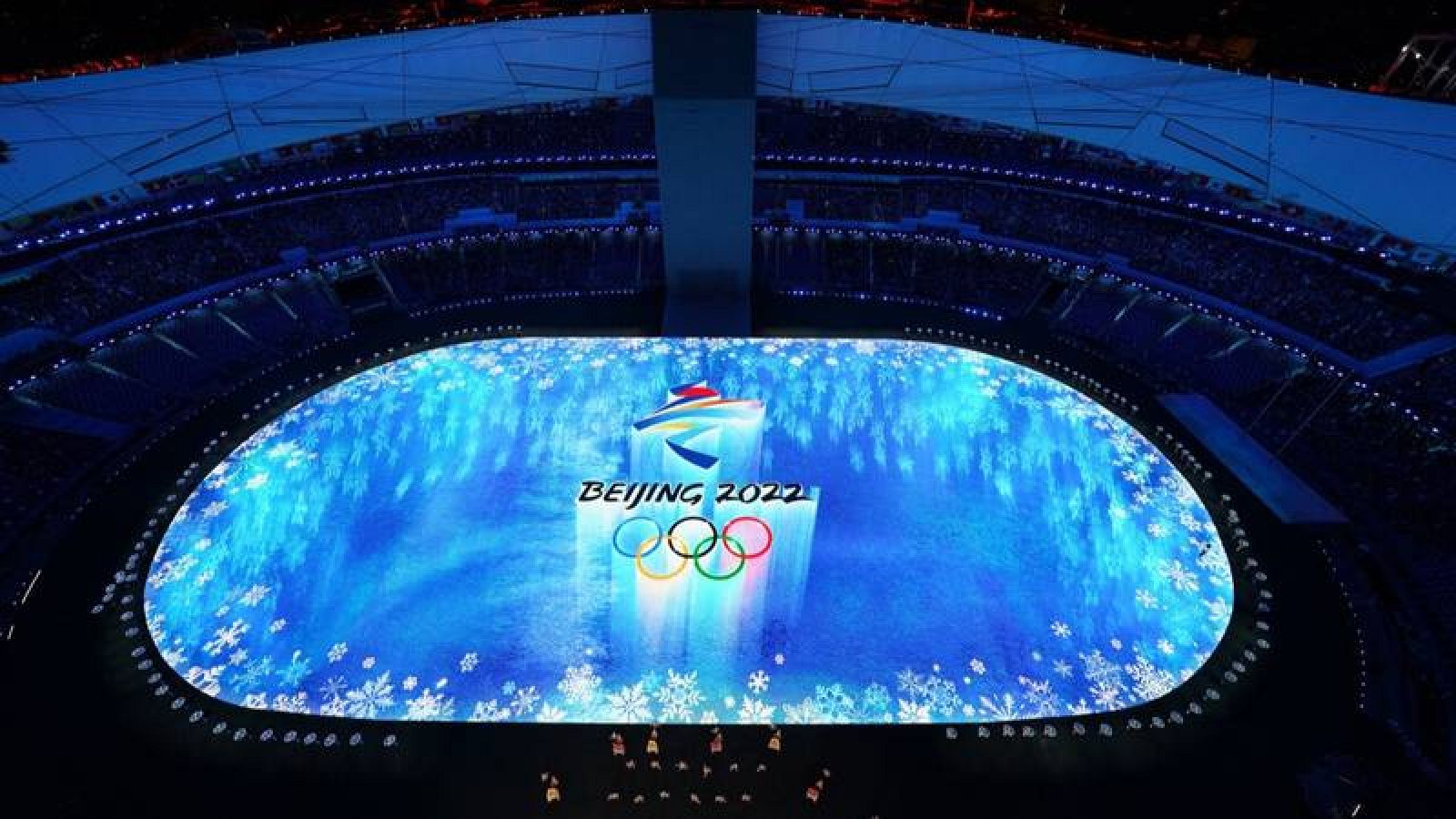 Los aros olímpicos se dibujan en la pantalla led de la pista del Estadio Olímpico de Pekín.