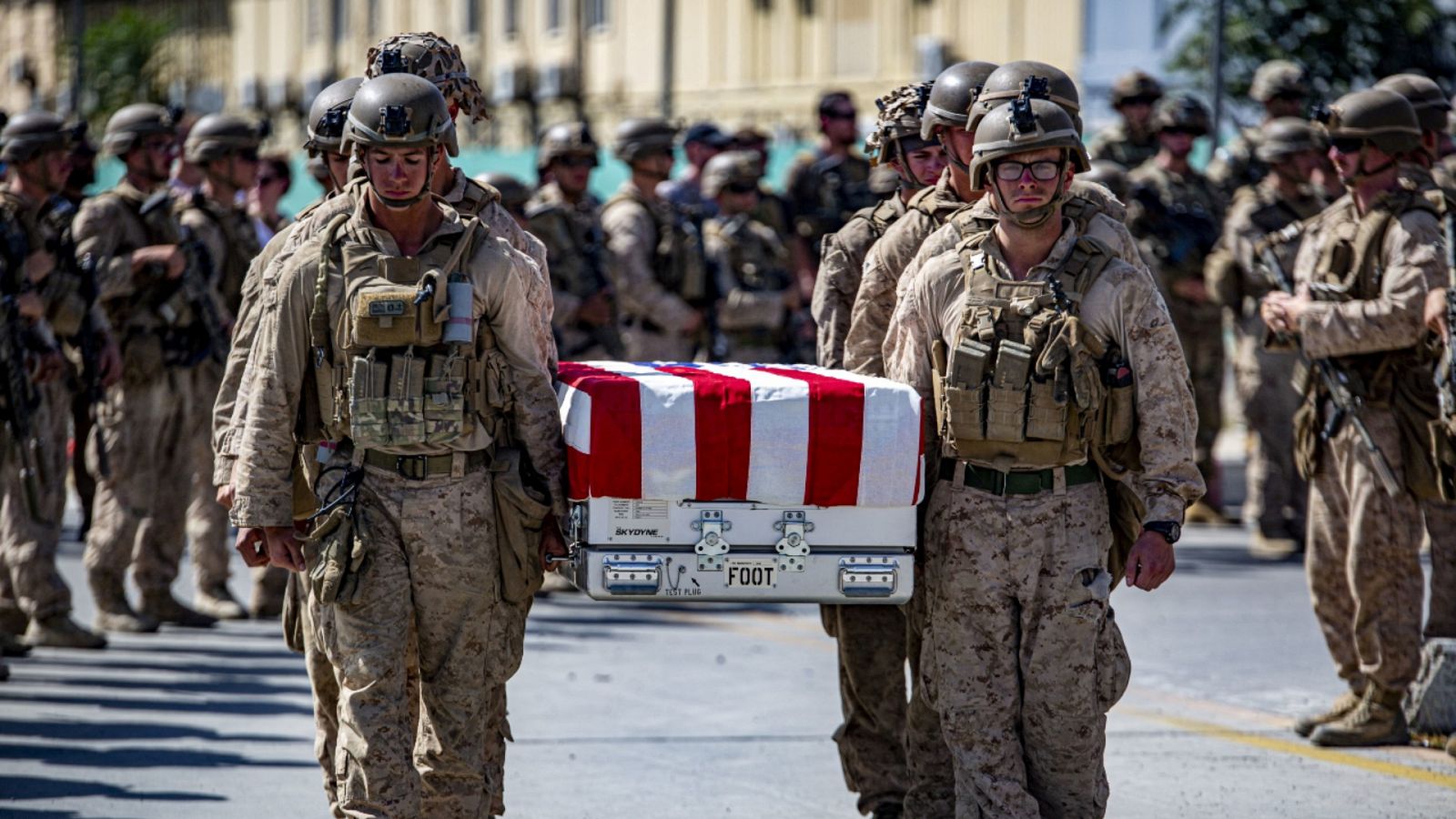 Imagen de archivo del 27 de agosto de 2021 de varios soldados estadounidenses sujetando el féretro de un compañero fallecido en un atentado en el aeropuerto de Kabul, Afganistán.