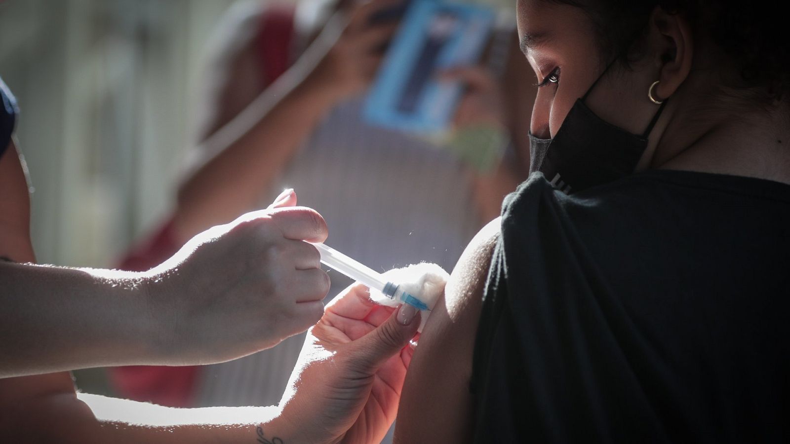 Una niña recibe una dosis de la vacuna contra la COVID-19, en Río de Janeiro Brasil