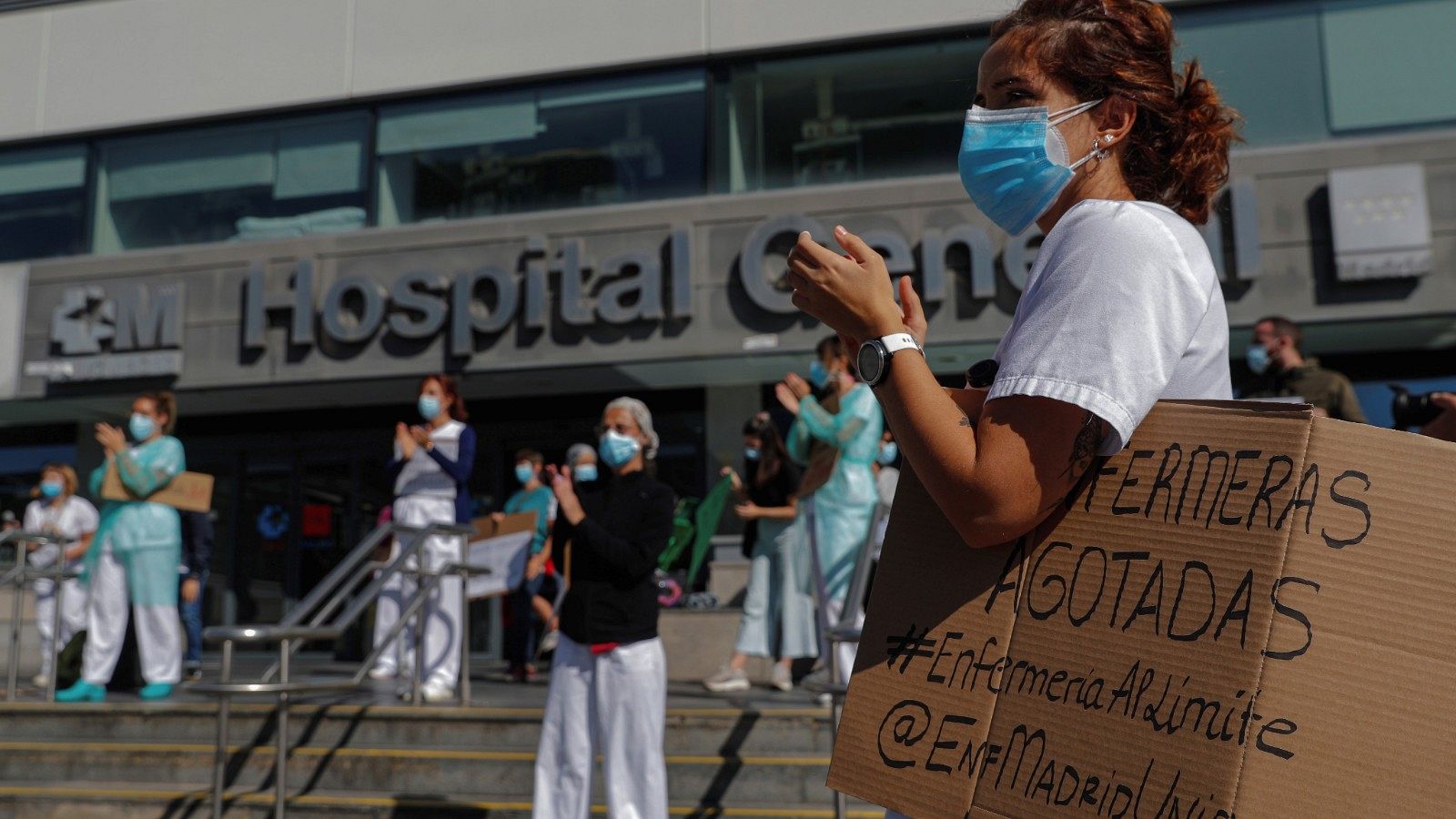 Un grupo de enfermeras se manifiesta en el exterior del hospital La Paz en Madrid en septiembre de 2020.