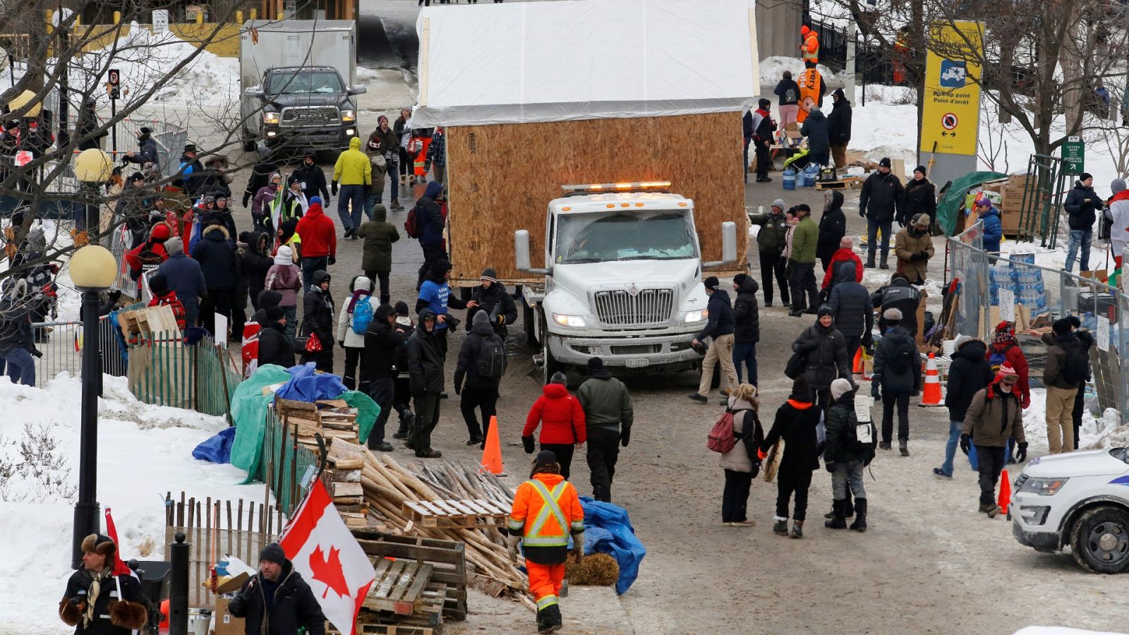 Una choza que se utilizaba como comedor social es arrastrada mientras los camioneros y sus partidarios siguen protestando en Ottawa, Canadá