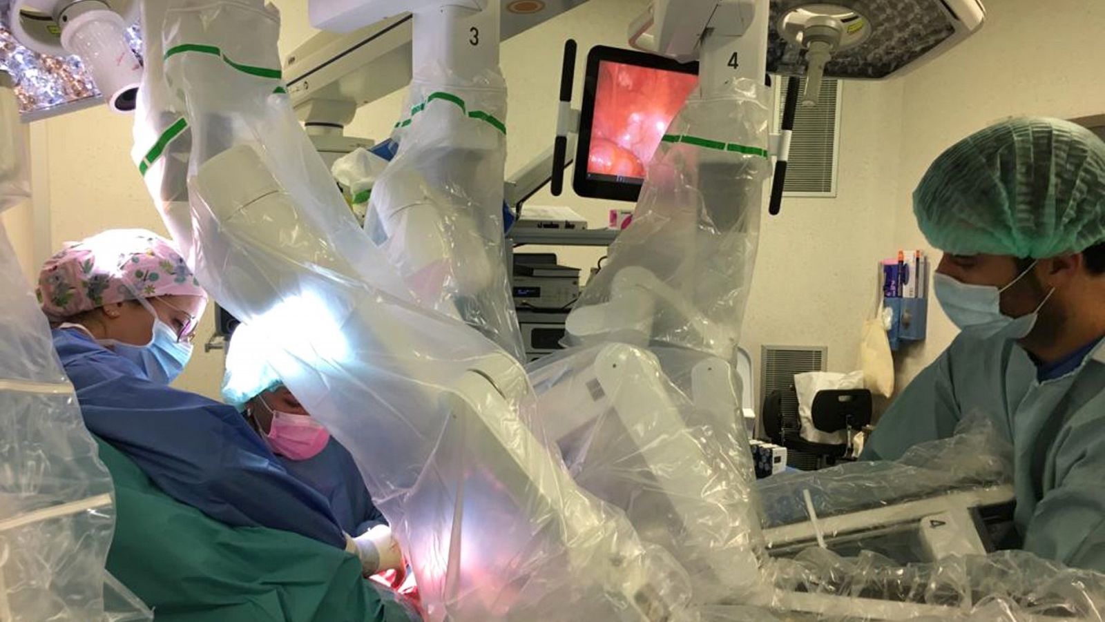 El equipo médico realiza la cirugía robótica de reasignación de sexo