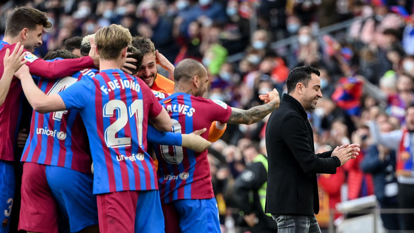 Xavi y sus jugadores celebrando la victoria ante el Atlético de Madrid