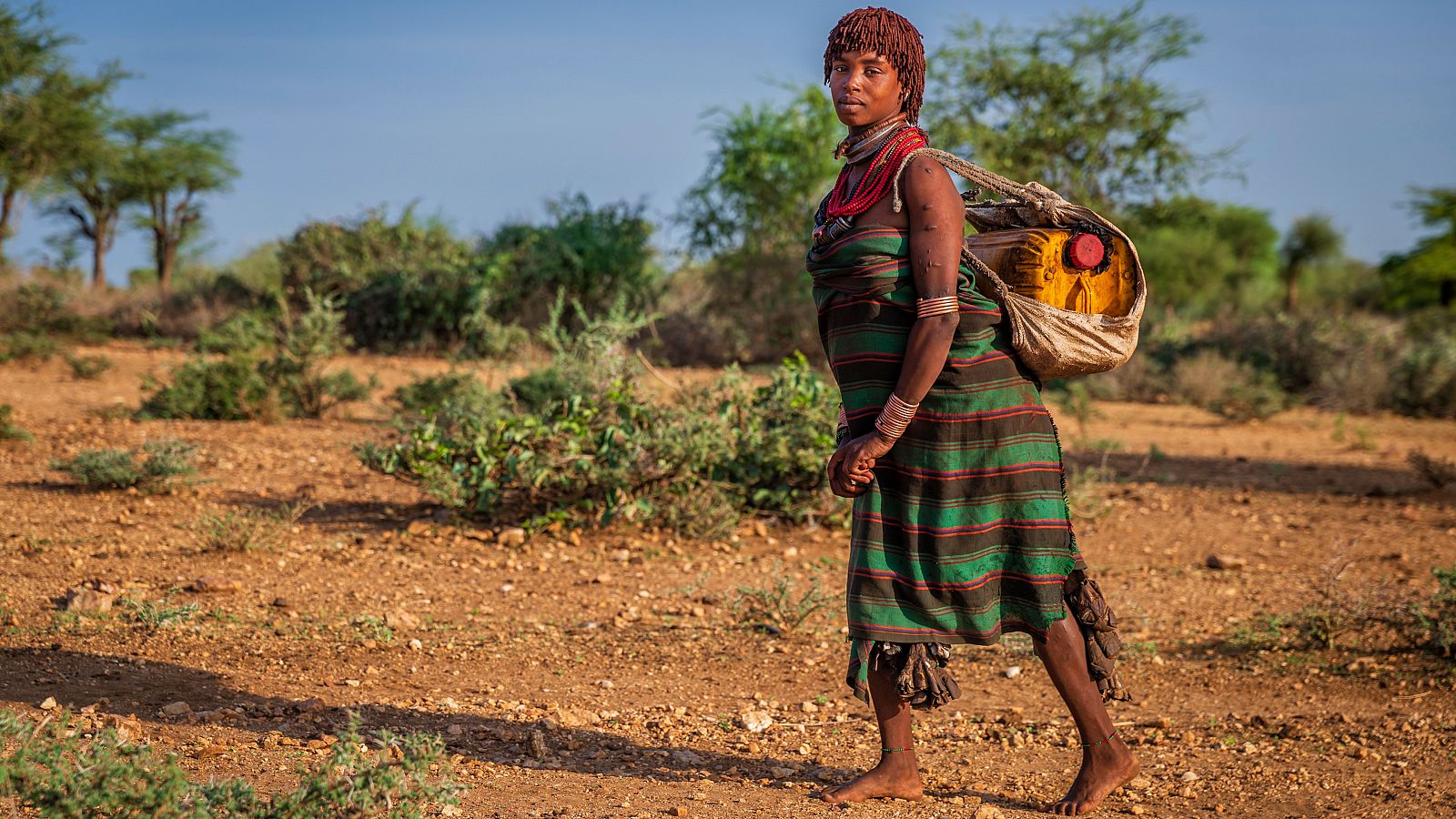 Joven africana que lleva agua del pozo en Etiopía