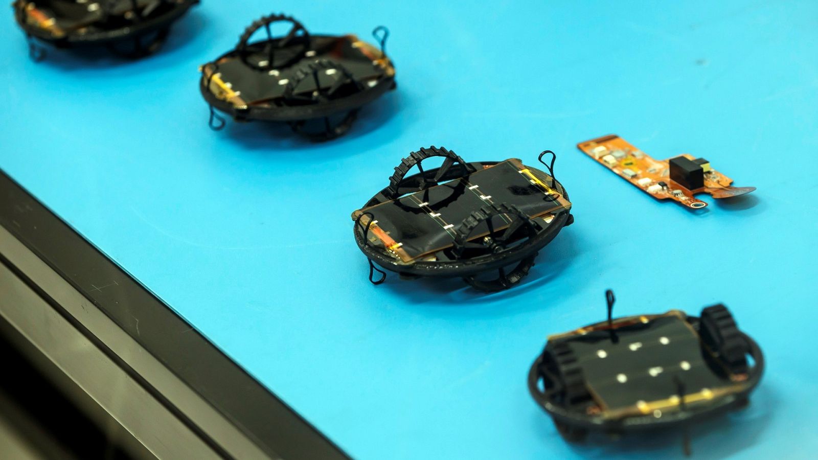 Fotografía que muestra el desarrollo de los microrrobot que integran la Misión Colmena