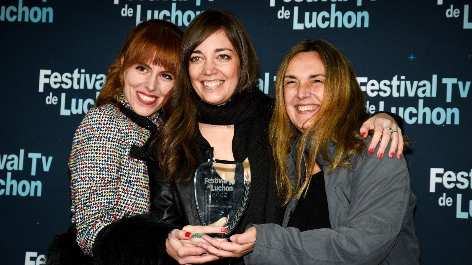 Silvia Vacas, Jennifer Jullien y Mar Díaz, con el premio