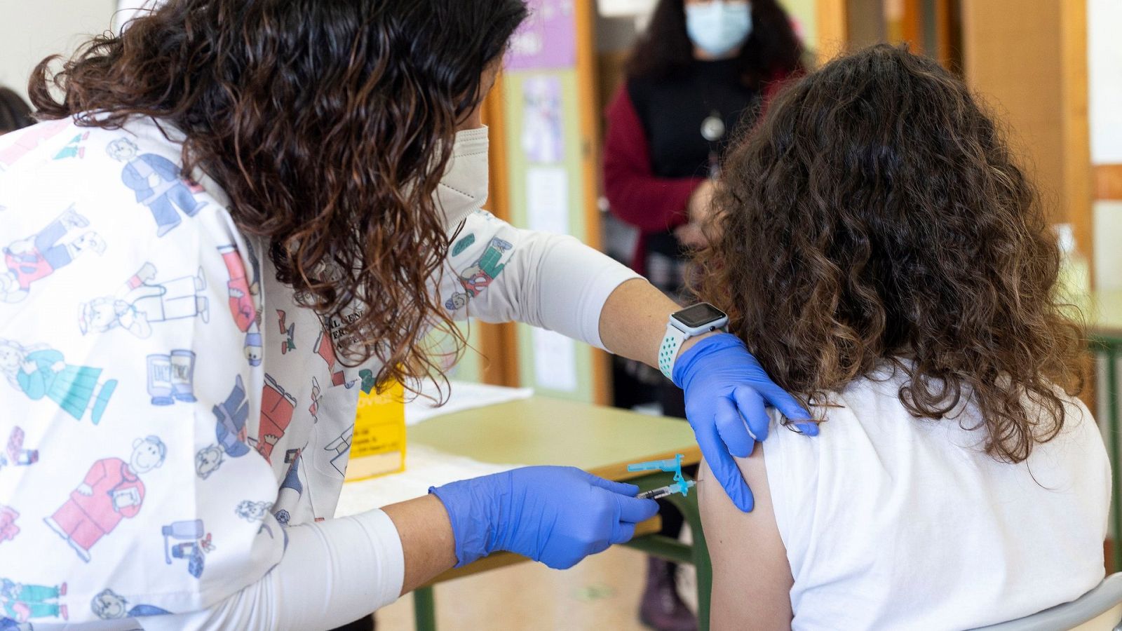 Personal sanitario vacuna a una menor de 12 años en un colegio público de Castellón (Valencia)