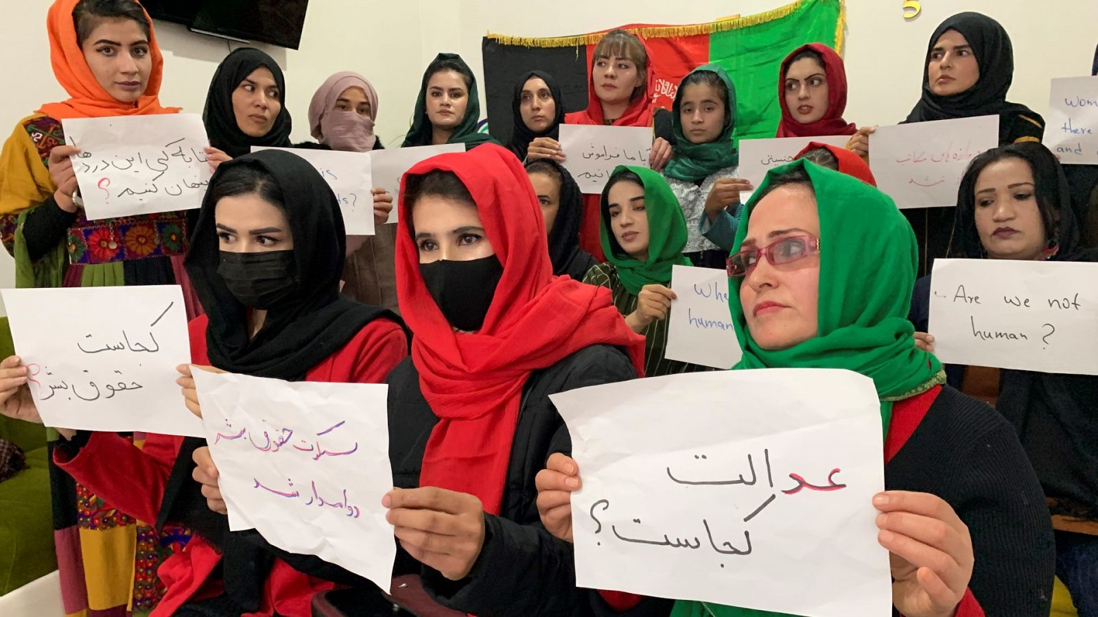 Mujeres afganas se manifiestan de manera clandestina en un piso de un barrio de Kabul