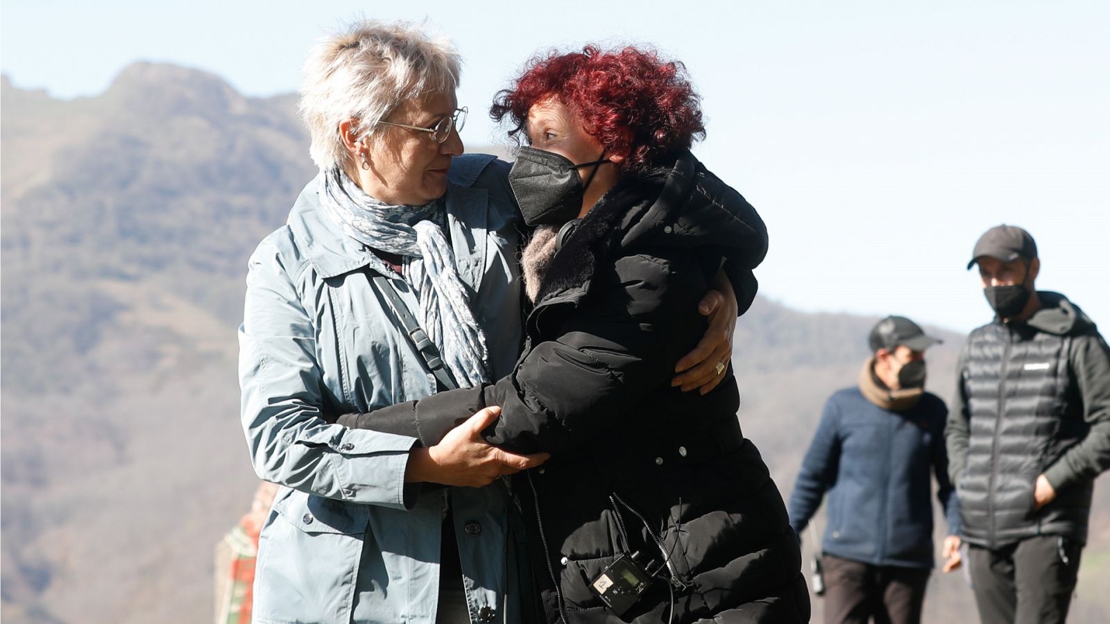 La actriz Blanca Portillo abrazada a la directora Icíar Bollaín durante el rodaje de la película Maixabel