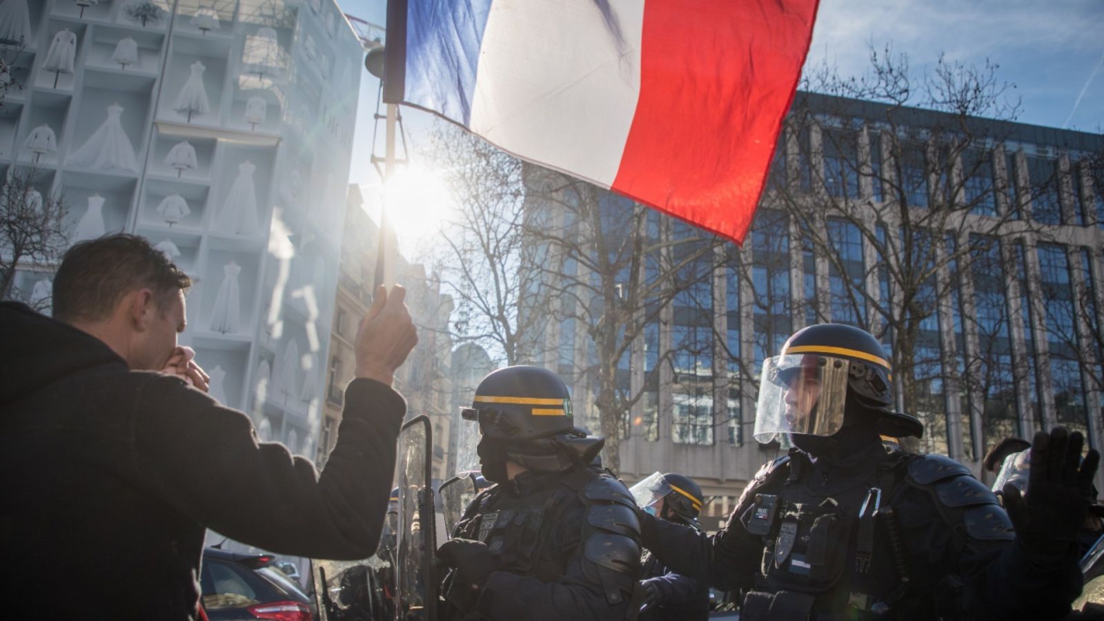 Agentes de la Policía francesa intentando frenar el 'Convoy de la libertad' en París.