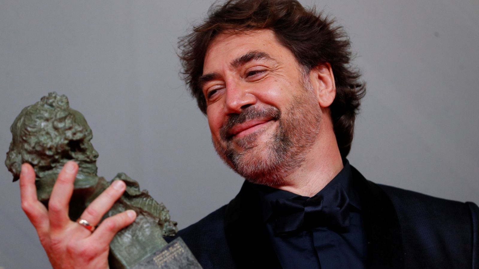 Javier Bardem posa con el Goya al mejor actor por 'El buen patrón'