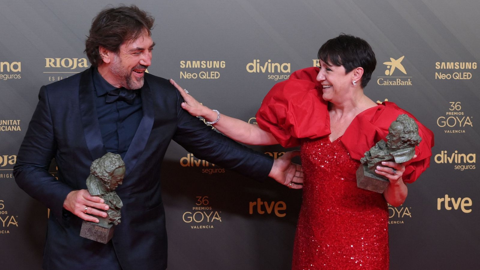 Los premiados a mejor actor y actriz, Javier Bardem y Blanca Portillo, tras abrazarse.
