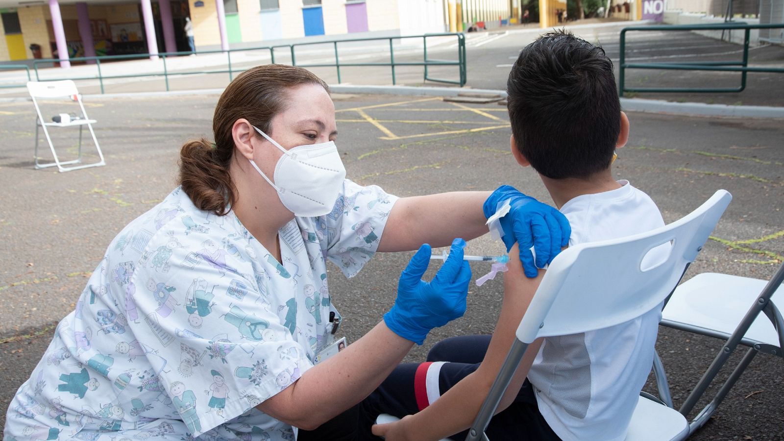 Un niño es vacunado en el CEIP Tíncer de Santa Cruz de Tenerife.