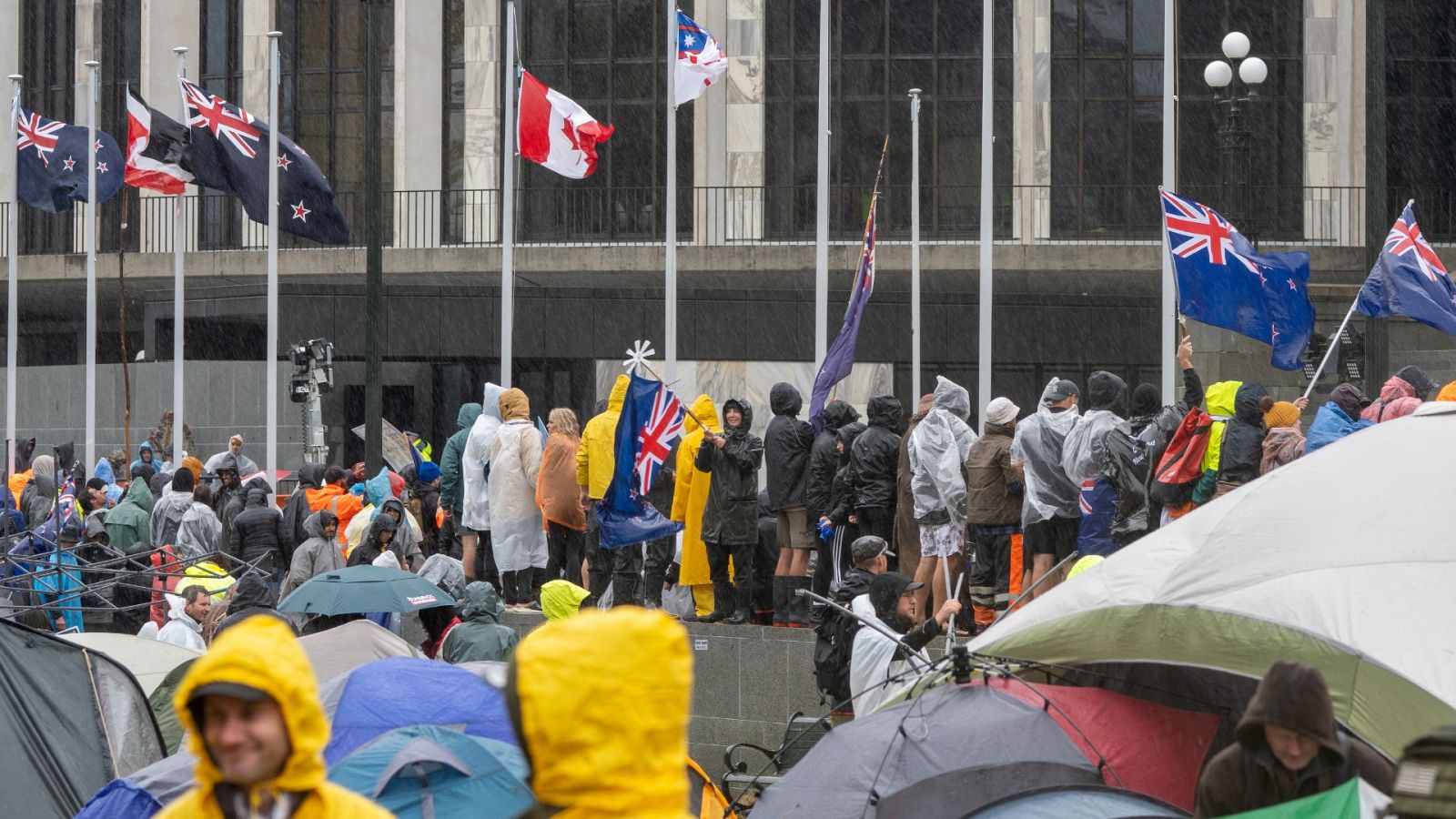 Manifestantes antivacunas protestan a las puertas del Parlamento de Nueva Zelanda.