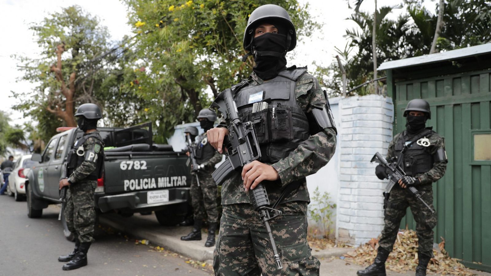 Agentes de policía esperan en las afueras de la casa del expresidente Juan Orlando Hernández