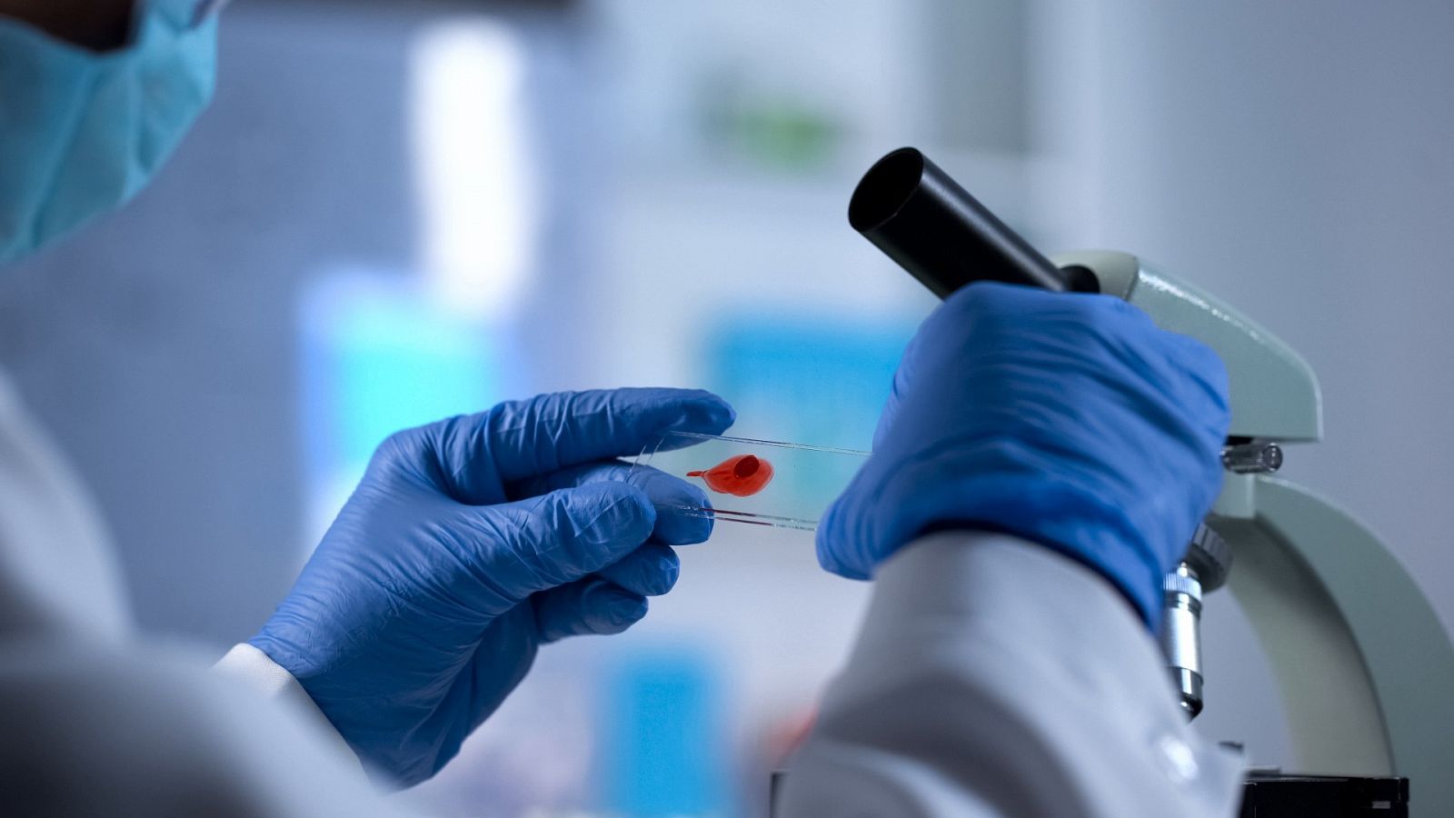 Un investigador analiza una muestra de sangre en una imagen de archivo
