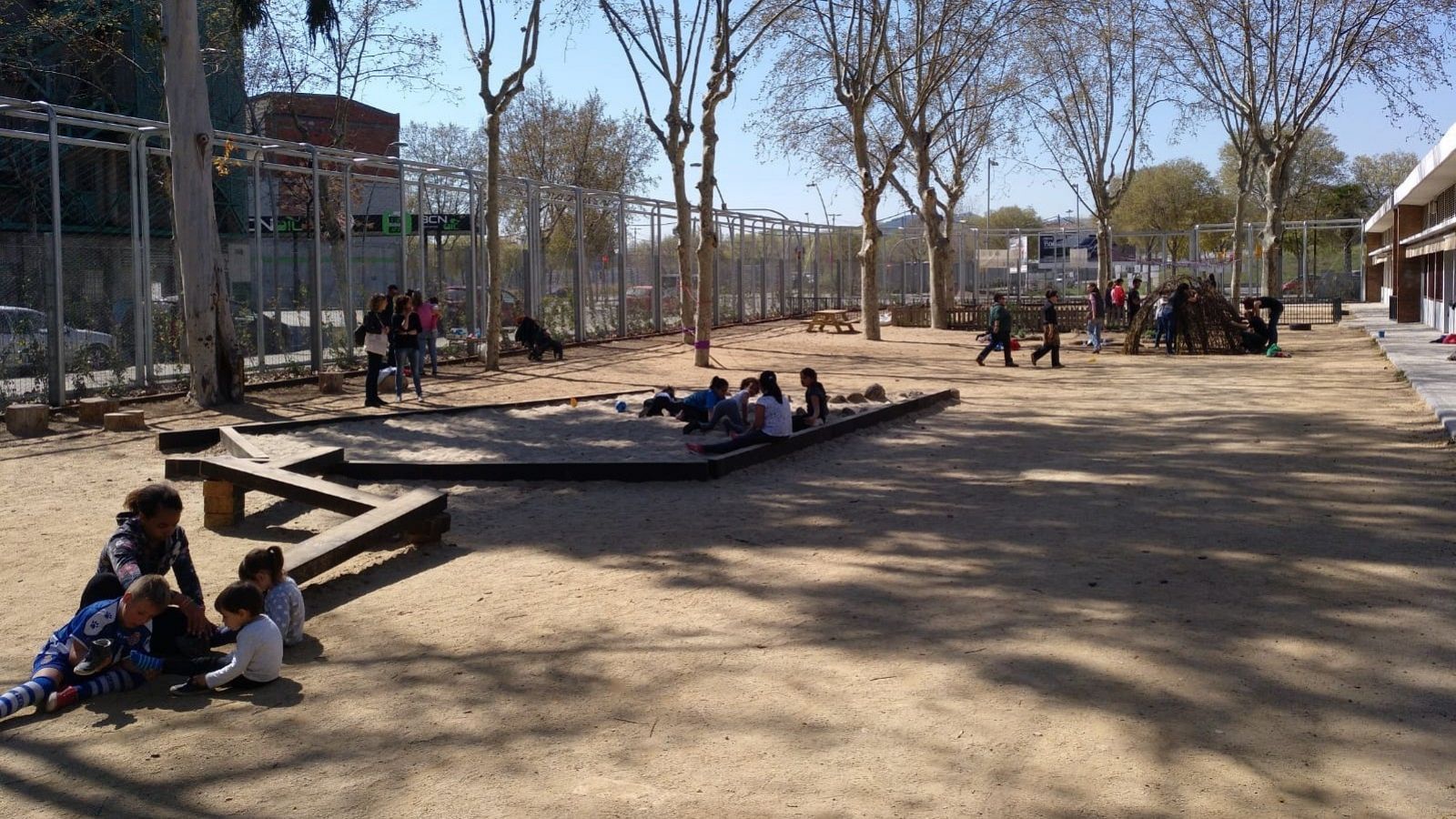 Patio coeducativo en el colegio Baró de Viver, en Barcelona