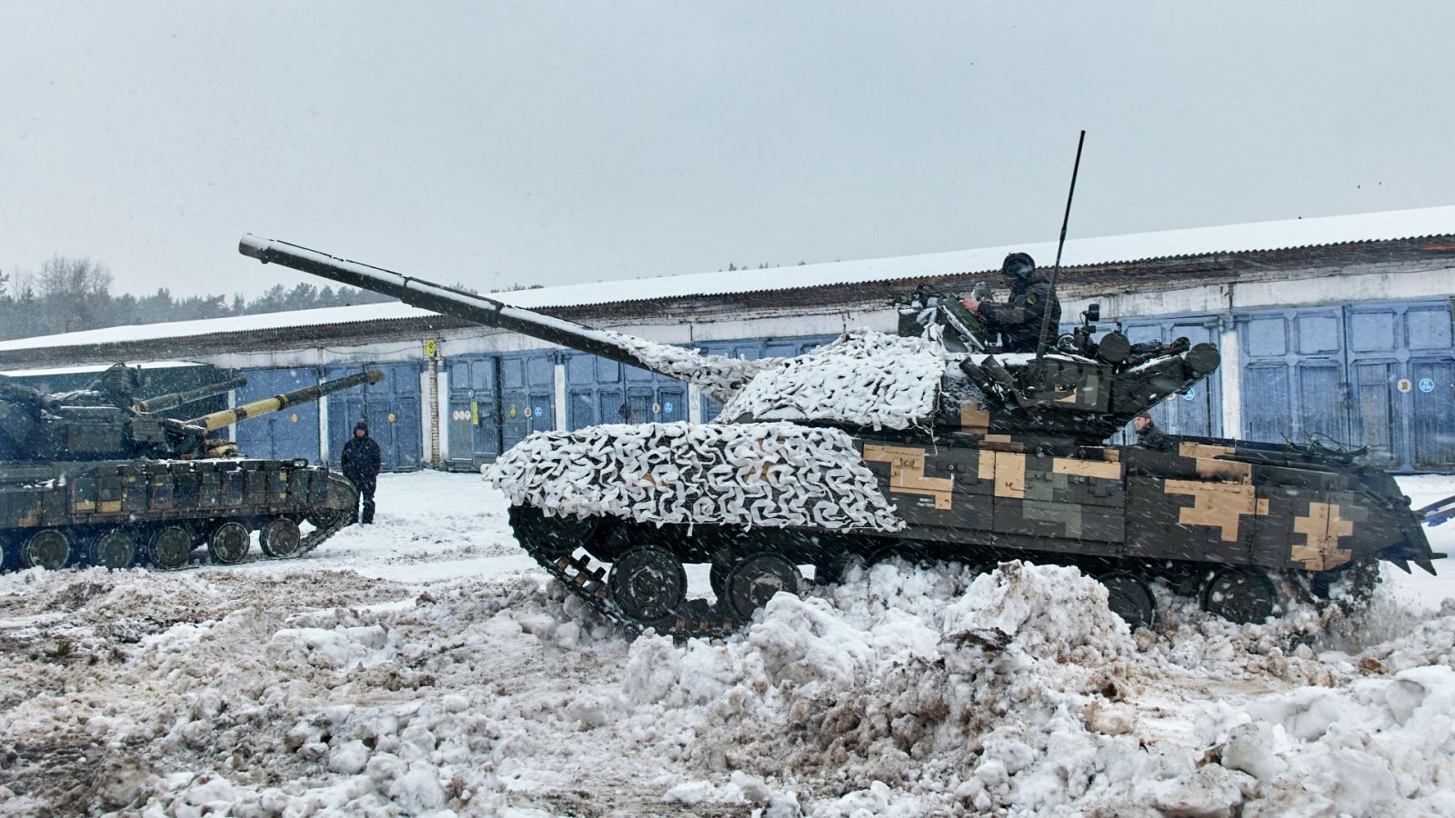 Un tanque de las Fuerzas Armadas de Ucrania se prepara para participar en un simulacro