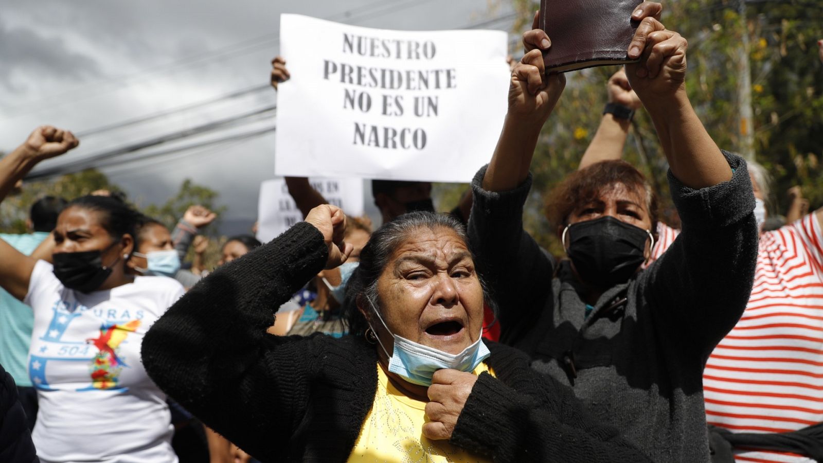 Seguidores del expresidente de Honduras muestran pancartas de apoyo