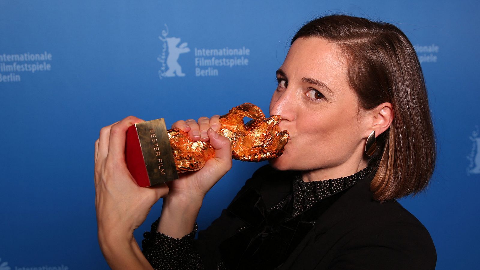 Carla Simón, con el Oso de Oro de la Berlinale.