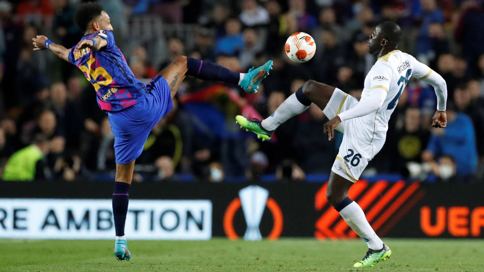 El delantero del Barcelona Aubameyang (i) disputa el balón ante el defensa del Nápoles Koulibaly (d) durante el encuentro de ida de dieciseisavos de final de Liga Europa
