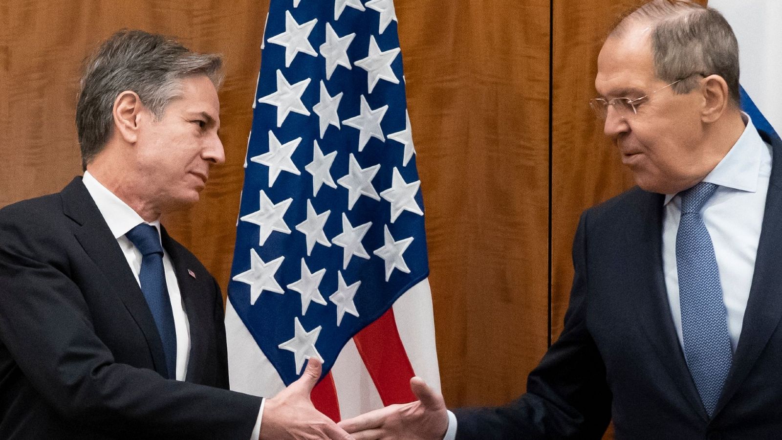 Imagen de archivo del secretario de Estado de EE.UU., Antony Blinken (i), junto a su homólogo ruso, Serguéi Lavrov.