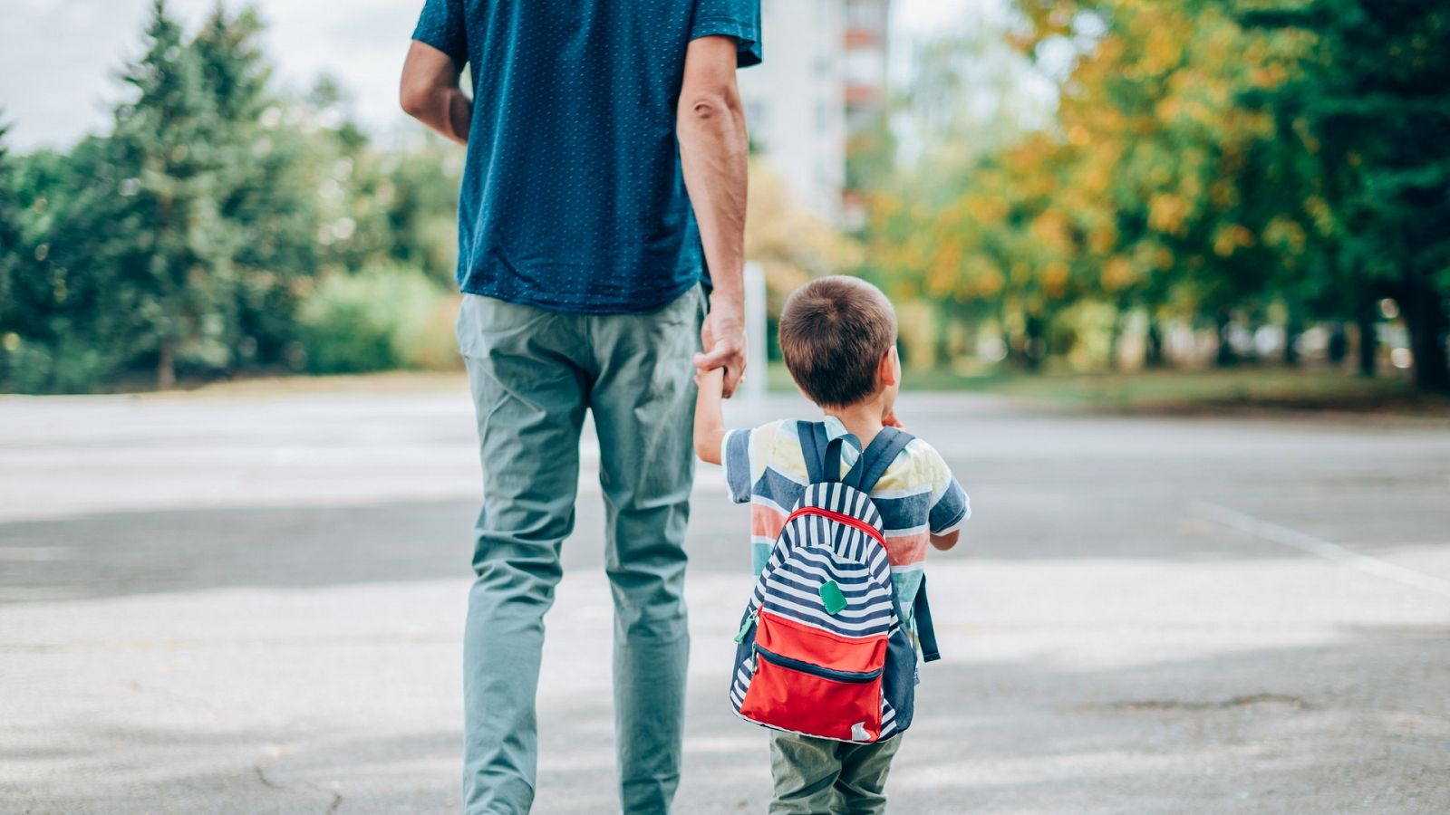 Un padre lleva a su hijo al colegio