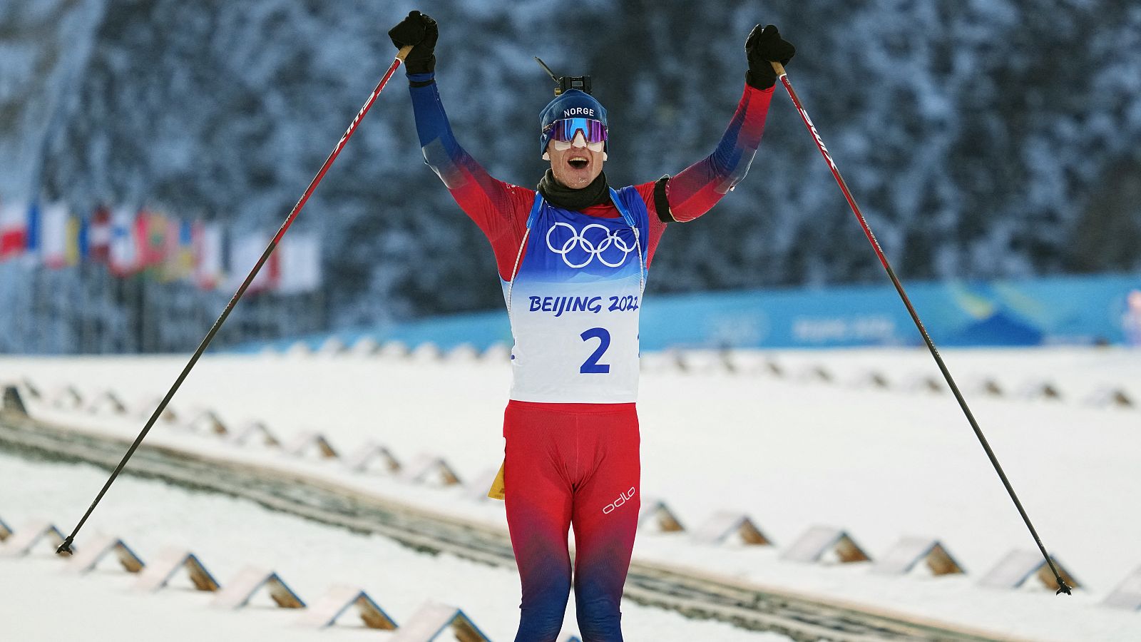 Johannes Thingnes Boe celebra un nuevo oro en Pekín 2022.