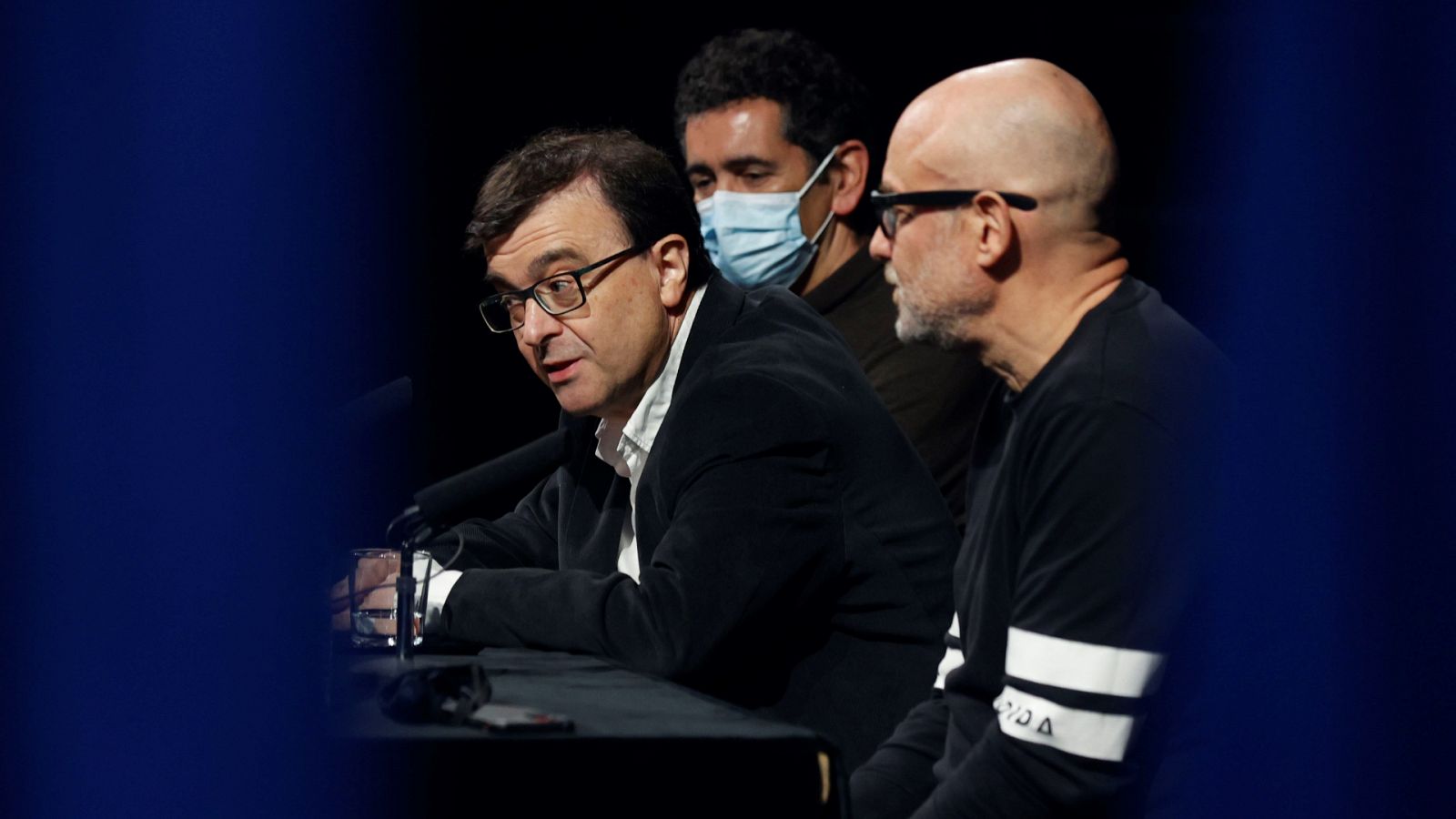 El director teatral Àlex Rigola, el escritor Javier Cercas y el dramaturgo Juan Mayorga durante la presentación de la obra teatral '23-F Anatomía de un instante' en el Teatro La Abadía