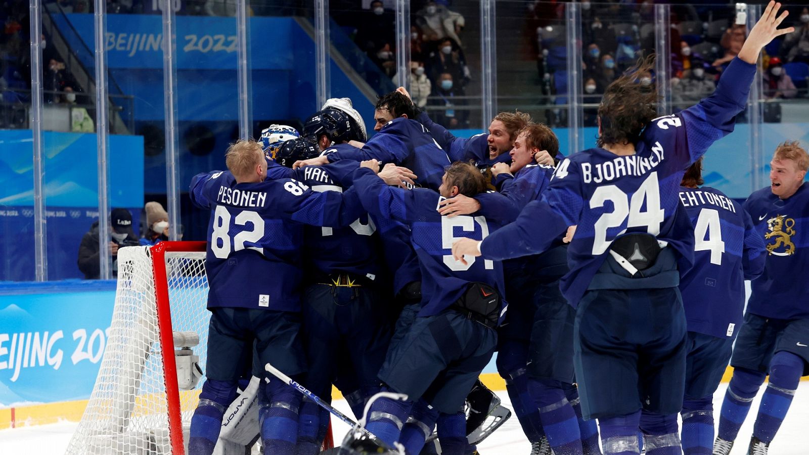 Finlandia celebra su triunfo en la final de hockey hielo