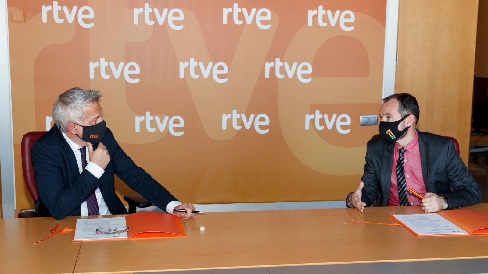 Ignacio Elguero, director de Educación, Diversidad Cultural e Internacional de RTVE, y el presidente de la Asociación de Radios Universitarias, Daniel Martín Pena.