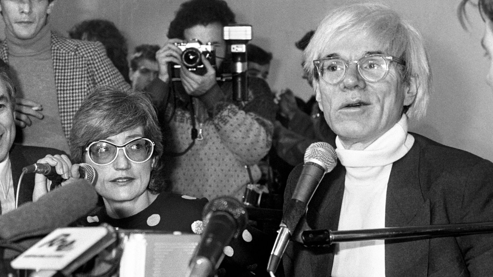 Andy Warhol en la rueda de prensa en la galería Fernando Vijande