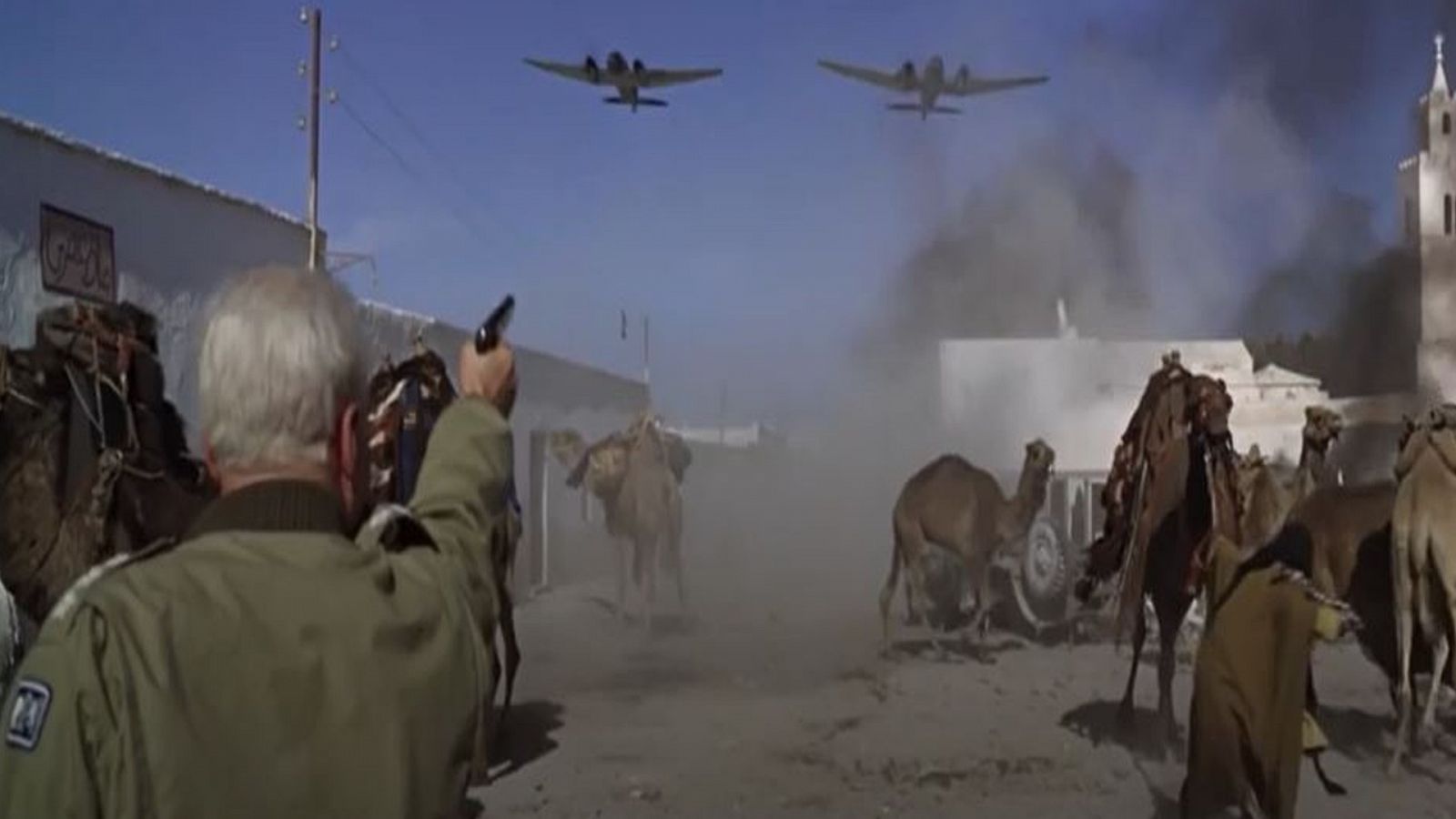 Patton disprando a un avión alemán, en un pueblo árabe. En realidad es La Almadraba de Monteleva, en el Parque Natural de Cabo de Gata  Níjar