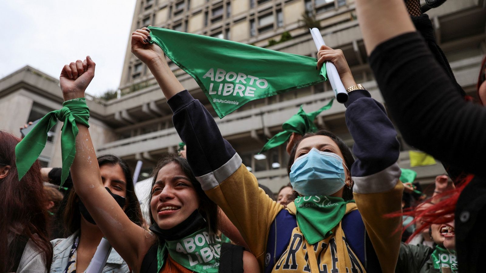 Las mujeres celebran la despenalización parcial del aborto en Colombia