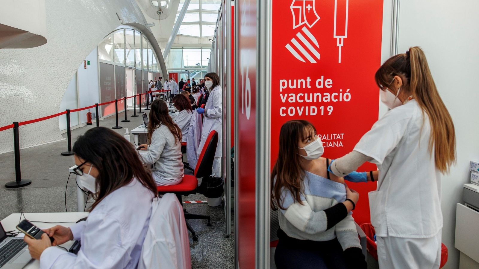Una persona se vacuna contra el coronavirus en un centro de vacunación en Valencia