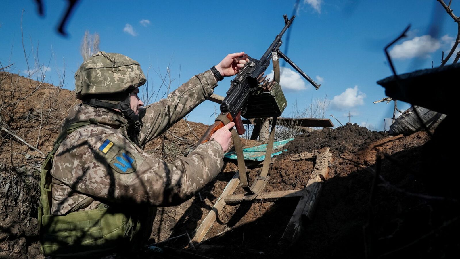 Un soldado ucraniano en una posición en la localidad de Travneve, en Donetsk, Ucrania. REUTERS/Gleb Garanich