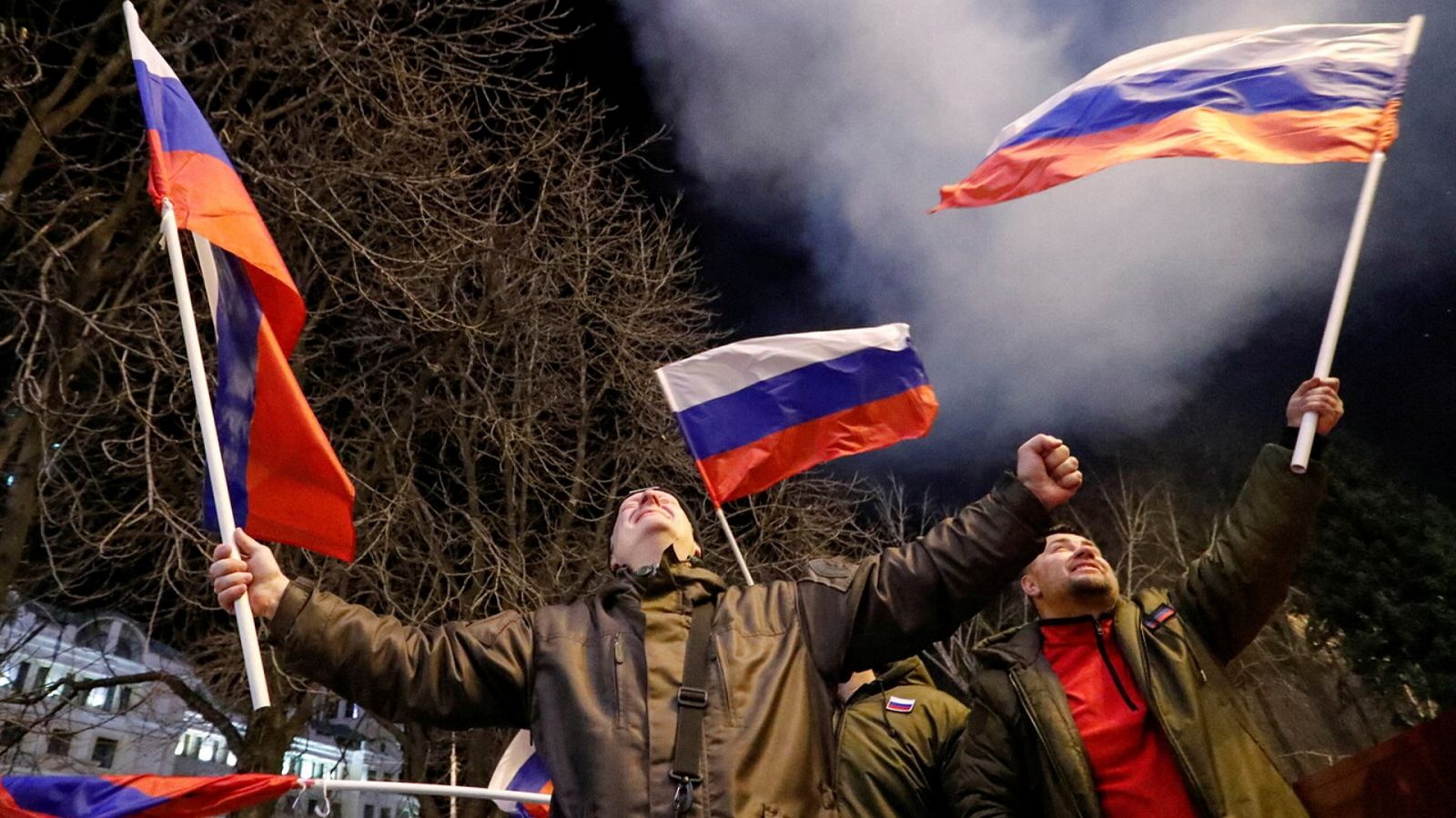 Activistas prorrusos celebran que Moscú haya reconocido la independencia de las repúblicas de Lugansk y Donetsk (Donetsk, Ucrania, 21 de febrero). REUTERS/Alexander Ermochenko