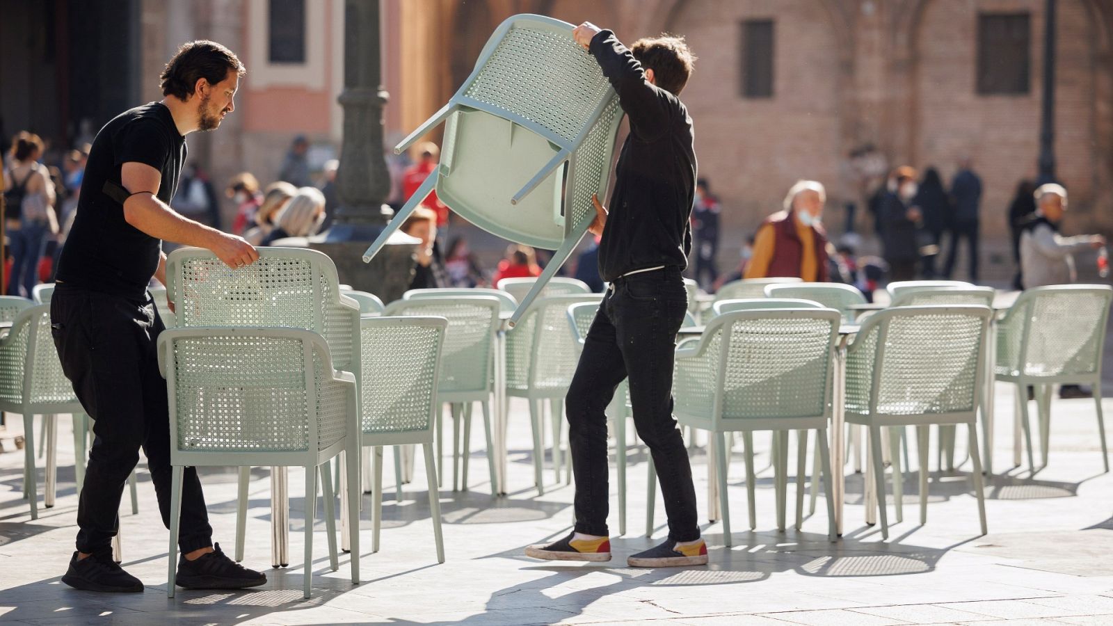 Dos camareros trabajan en una terraza de Valencia