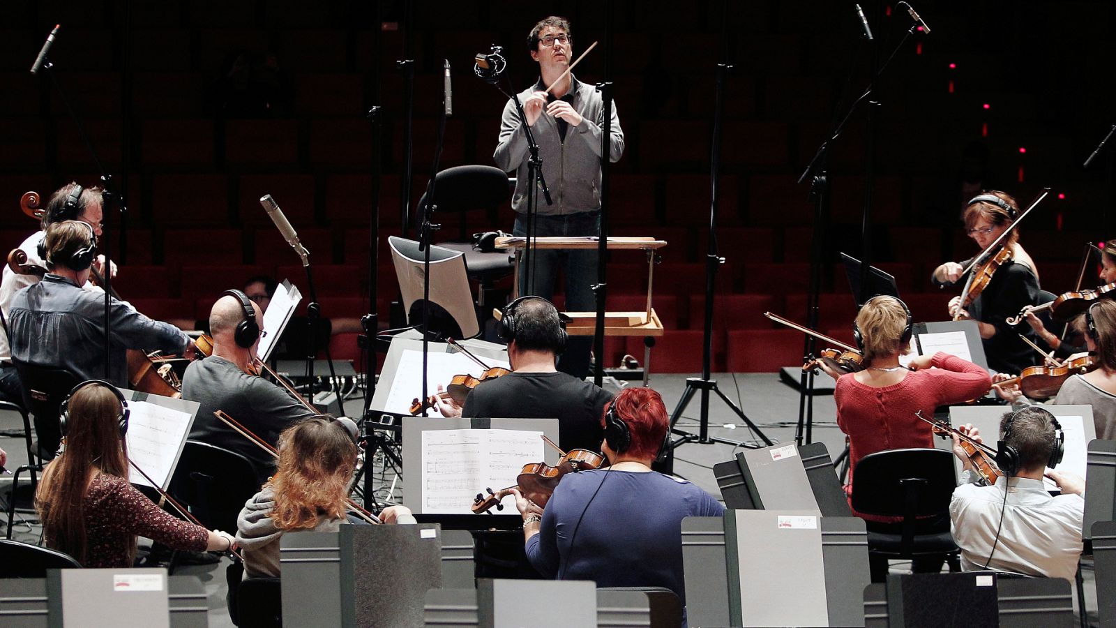 El compositor Fernando Velázquez dirige la Orquesta Sinfónica de Navarra y el Orfeón Pamplonés para la grabación de la banda sonora de la película 'El guardián invisible'